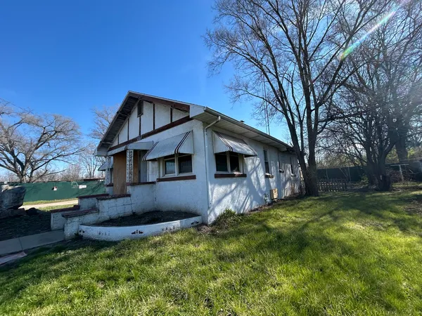 a view of a house with a yard