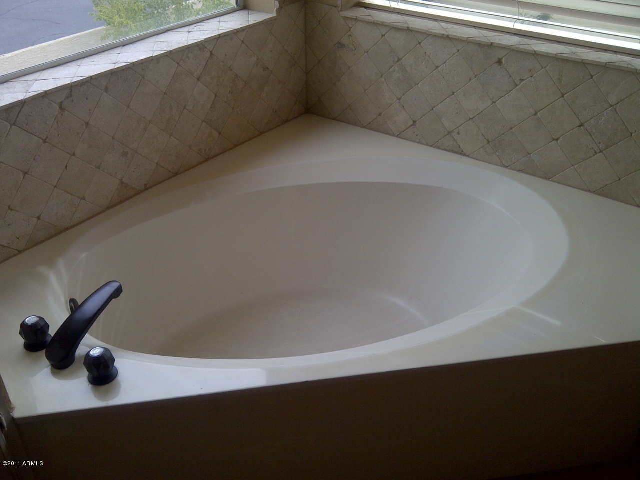 1711 East Hearn Road Phoenix, AZ 85022 - Photo 20 of 25 MASTER TUB