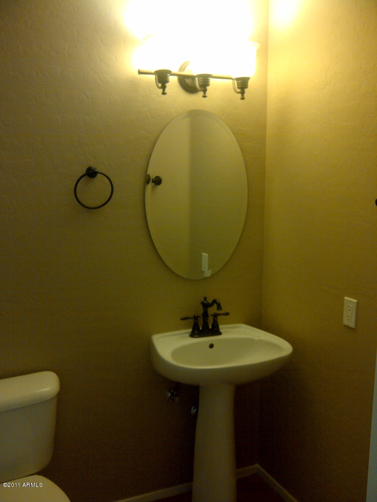 1711 East Hearn Road Phoenix, AZ 85022 - Photo 8 of 25 MAIN LEVEL BATH