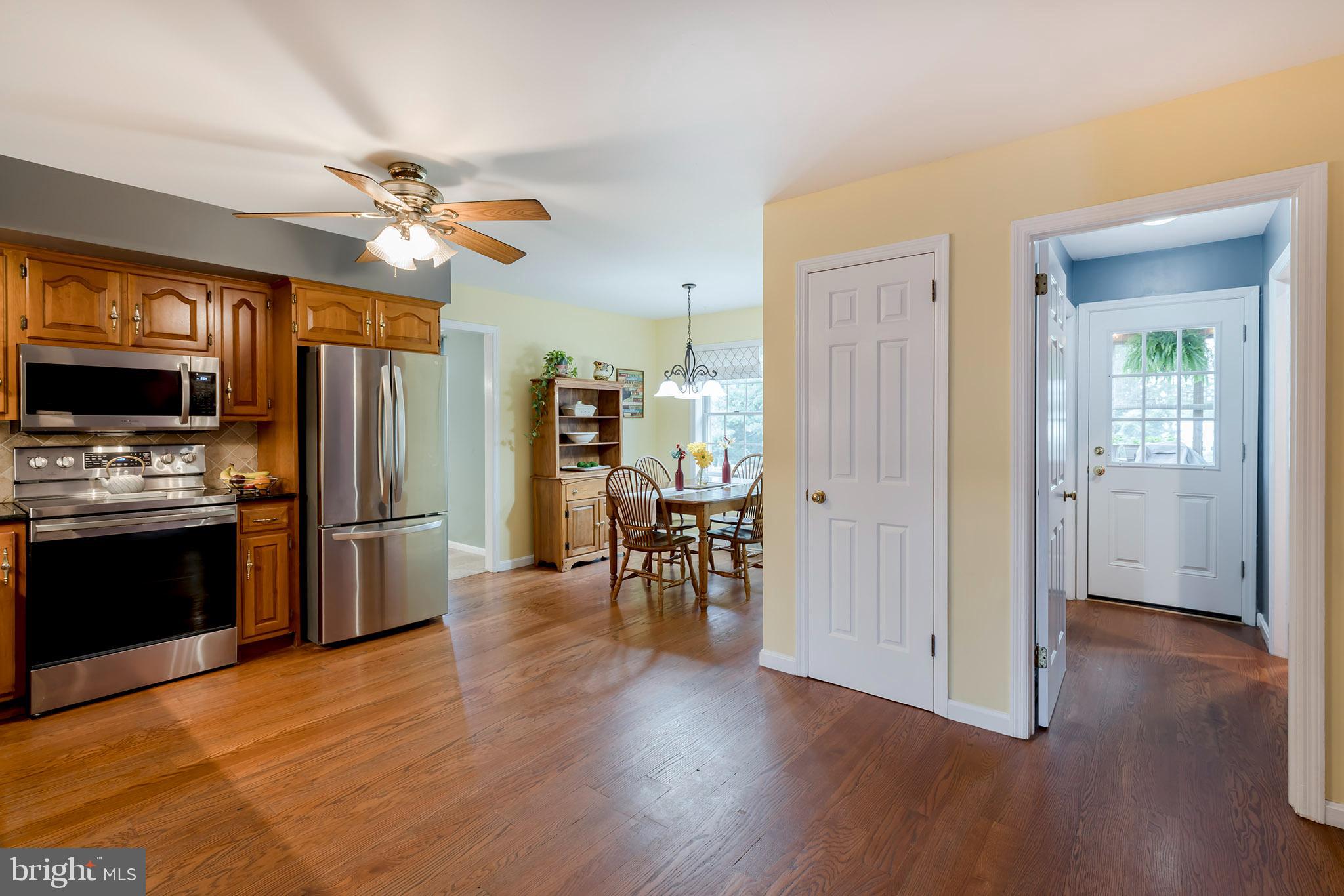 998 Mill Mar Road Lancaster, PA 17601 - Photo 6 of 29 Newer stainless steel appliances