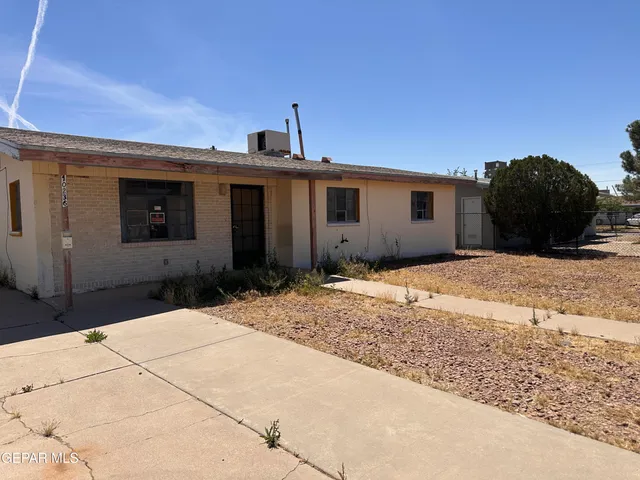 a house view with a outdoor space