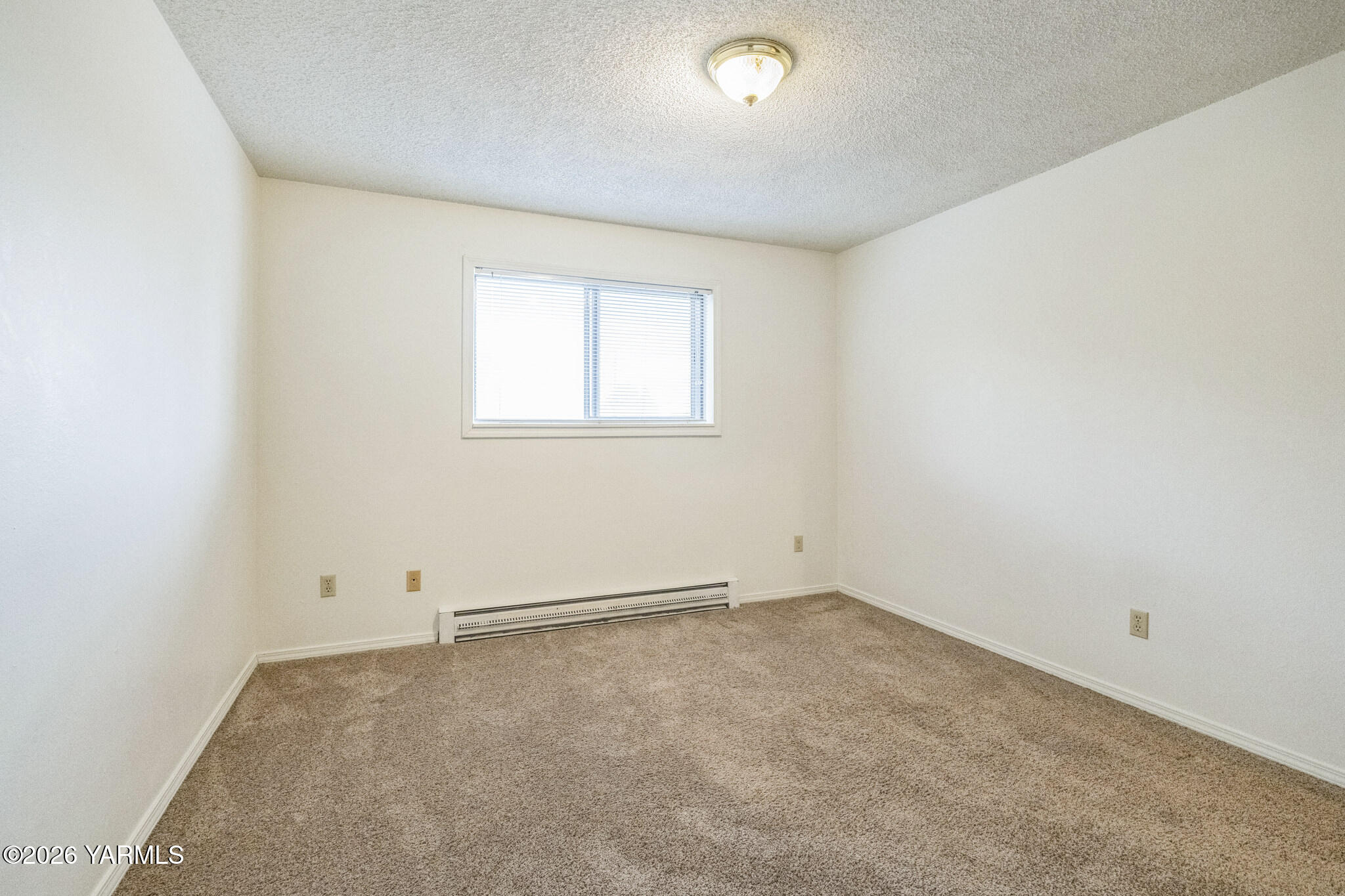 1020 South 20th Avenue Yakima, WA 98902 - Photo 12 of 18 an empty room with a window
