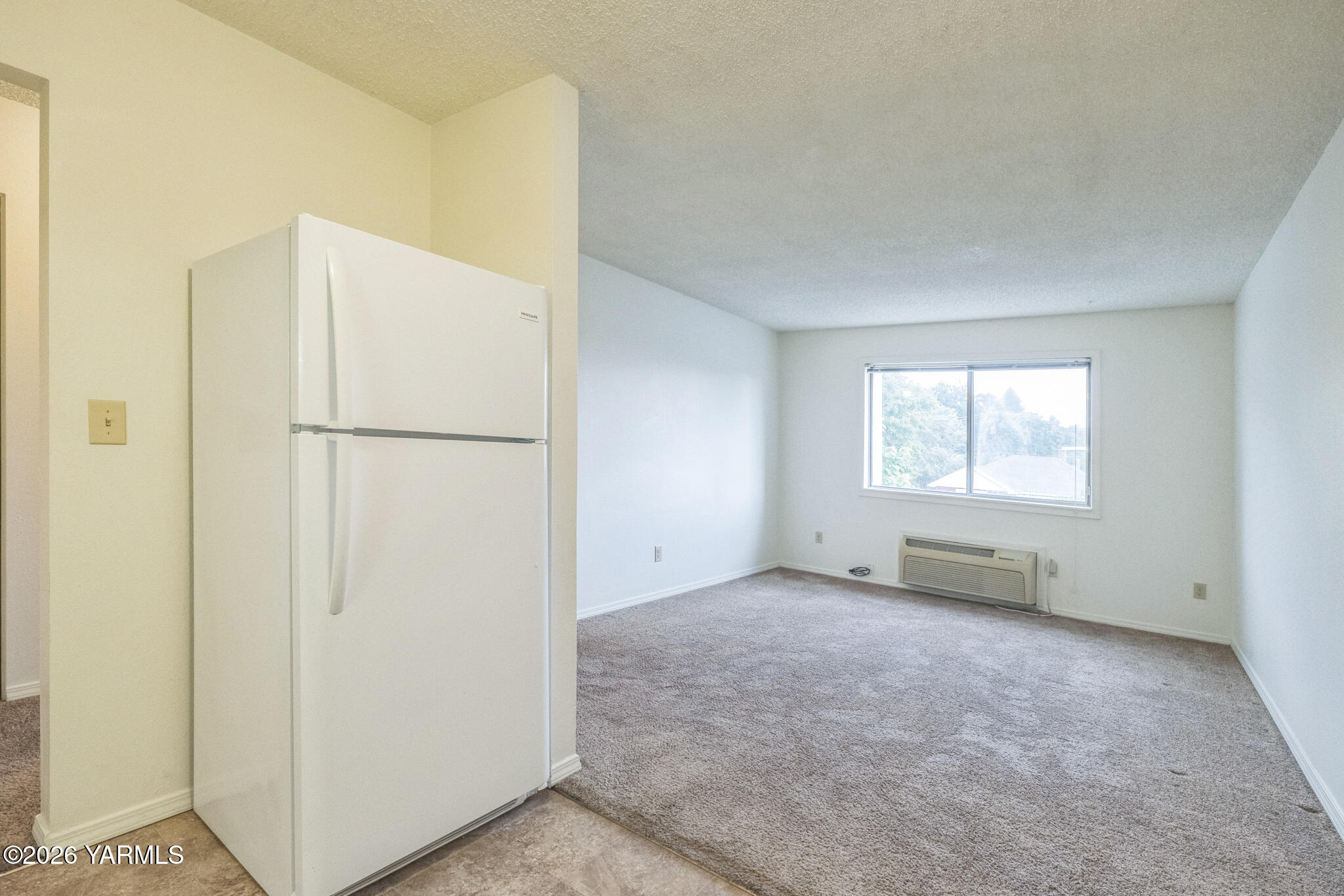 1020 South 20th Avenue Yakima, WA 98902 - Photo 7 of 18 a view of an empty room with a window