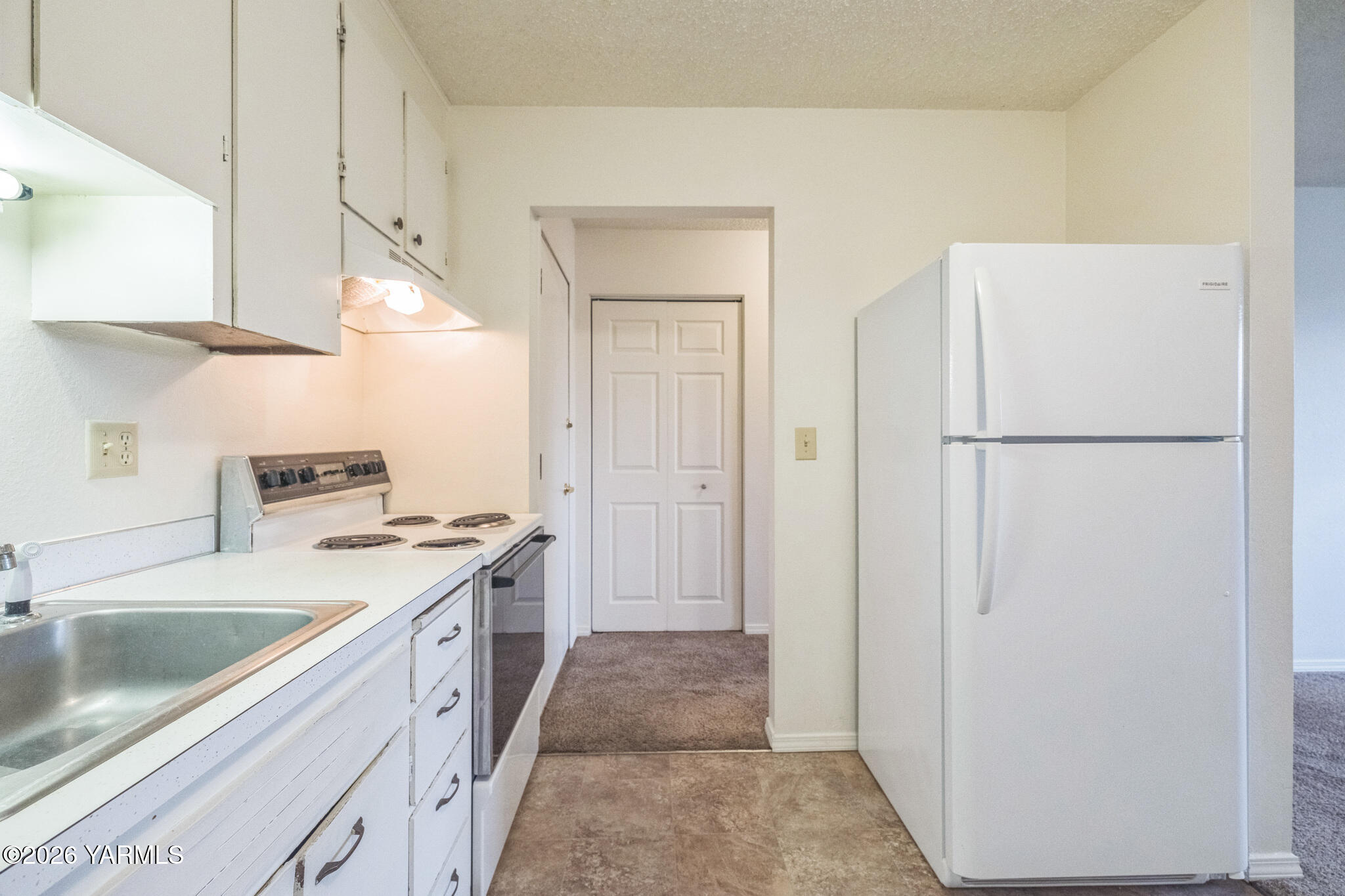 1020 South 20th Avenue Yakima, WA 98902 - Photo 8 of 18 a kitchen with a sink stove and refrigerator