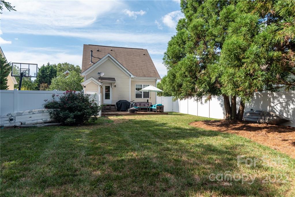 8110 Strandhill Road Huntersville, NC 28078 - Photo 22 of 23 a front view of a house with garden