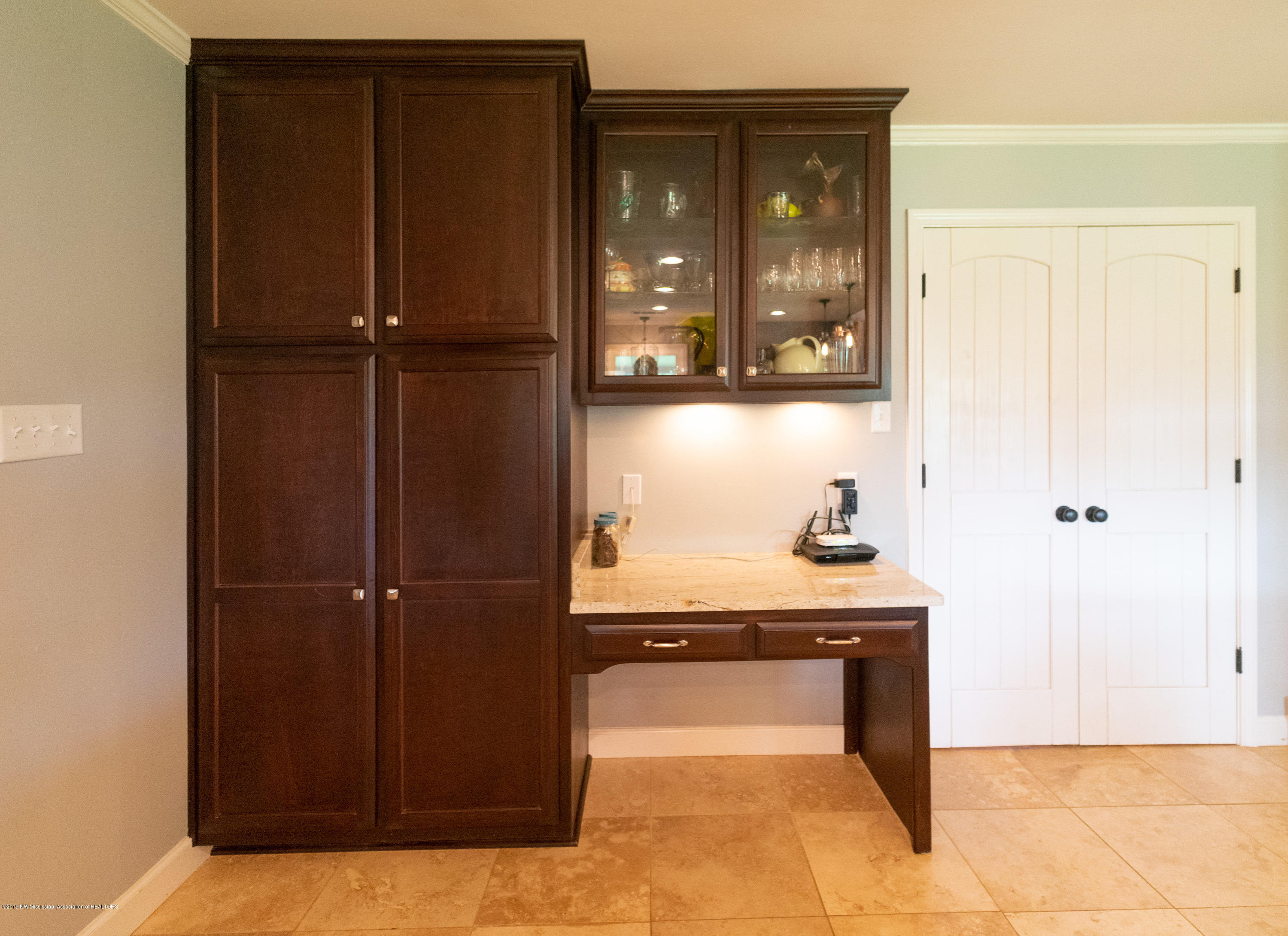 2596 Peyton Road Coldwater, MS 38618 - Photo 18 of 65 BUILT IN DESK