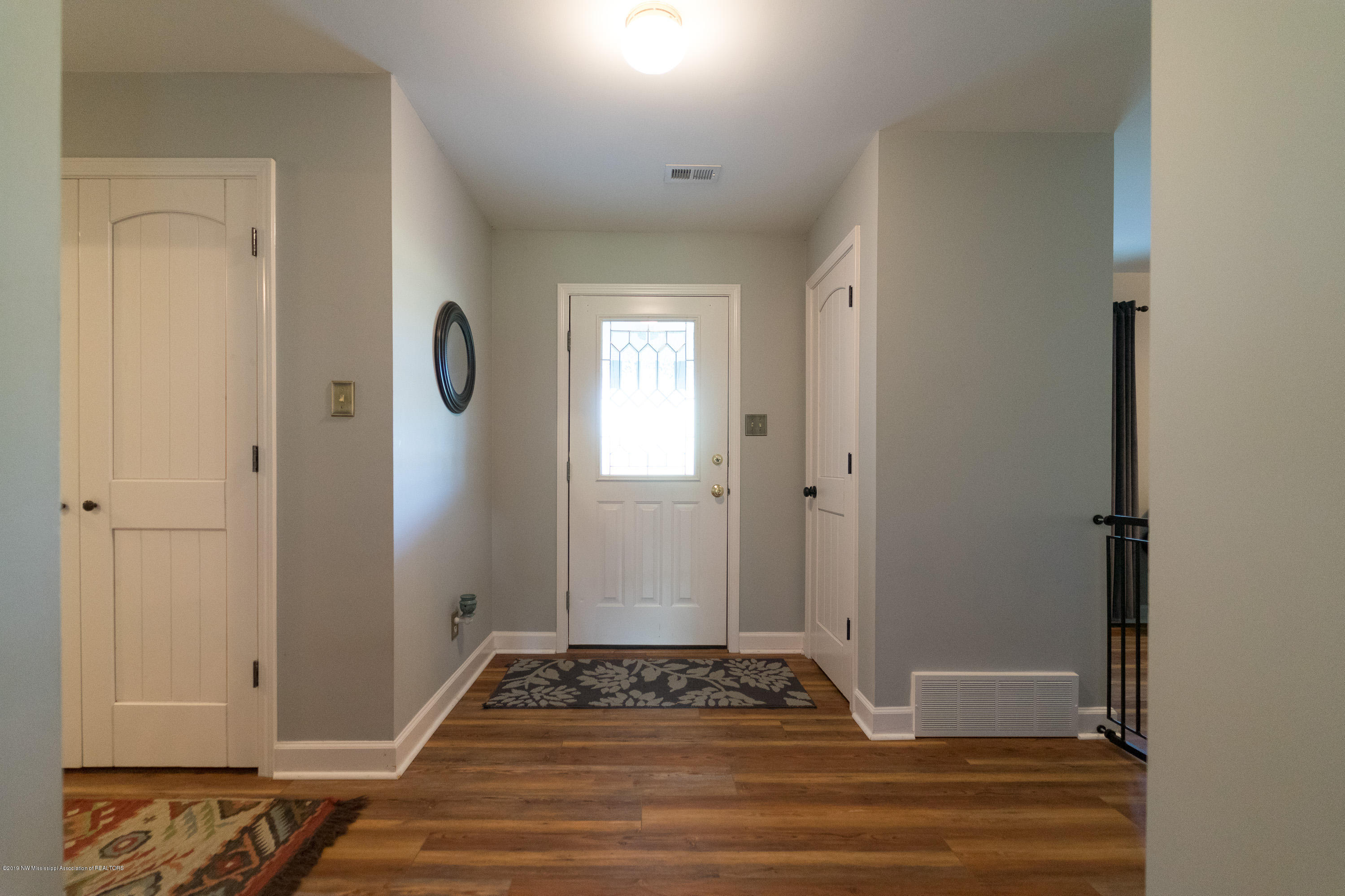 LARGE FOYER