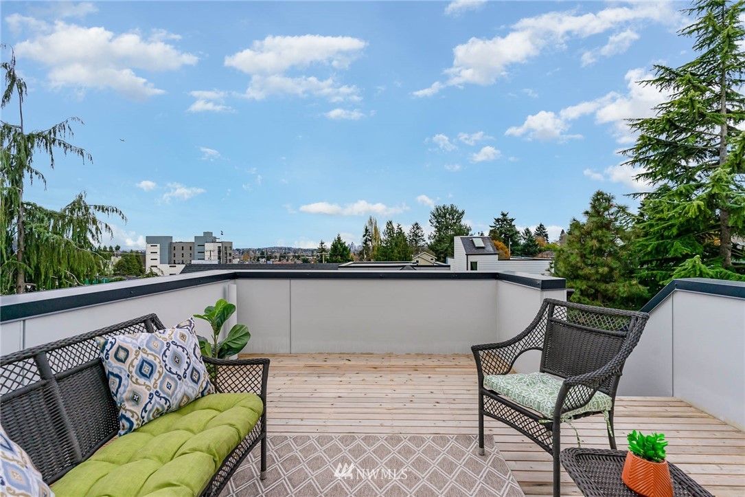 941 North 91st Street, Unit B Seattle, WA 98103 - Photo 21 of 23 a balcony with table and chairs