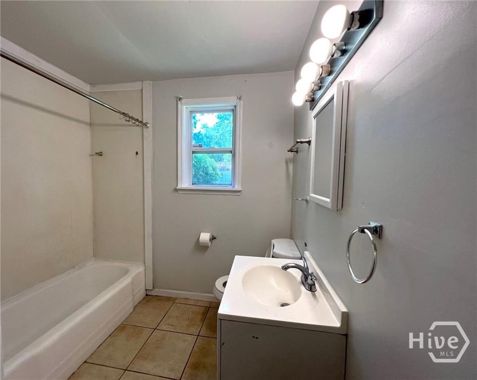 1519 East 31st Street Savannah, GA 31404 - Photo 11 of 16 Hall Bath