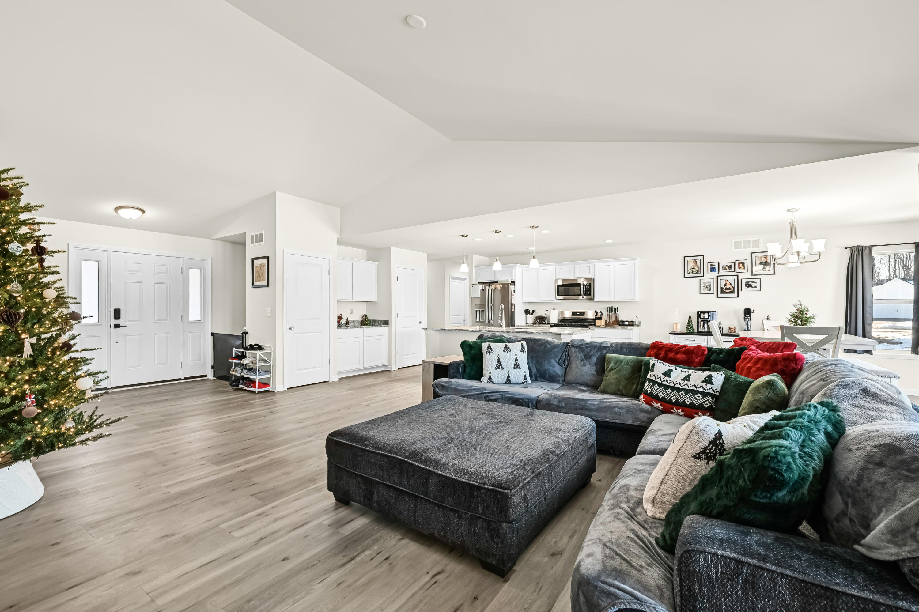 470 Jensen Drive Clinton, WI 53525 - Photo 8 of 31 Easy Entertaining