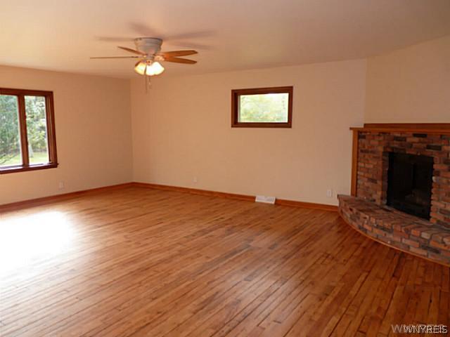 6806 Bear Ridge Road Pendleton, NY 14094 - Photo 9 of 16 Living Room