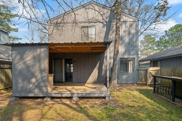 a view of a house with backyard