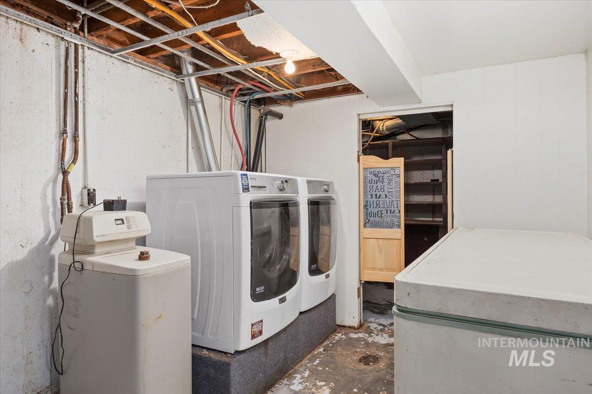 305 Lucille Street Kimberly, ID 83341 - Photo 26 of 36 Laundry room with washer and dryer