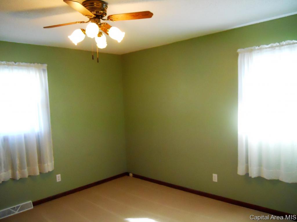 2825 Crown Point Springfield, IL 62704 - Photo 12 of 19 Gallery Image 12
