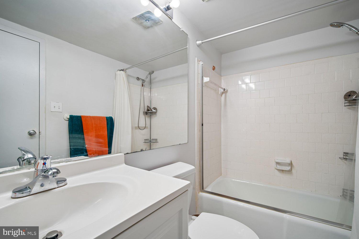9926 Walker House Road, Unit 99263 Gaithersburg, MD 20886 - Photo 32 of 63 Bath