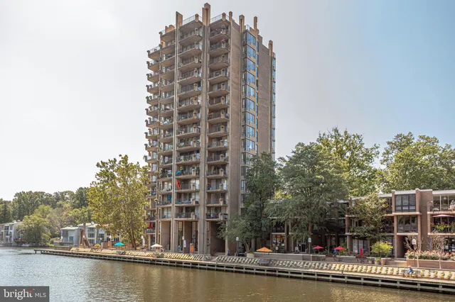 a view of a pathway with a pathway both side of house