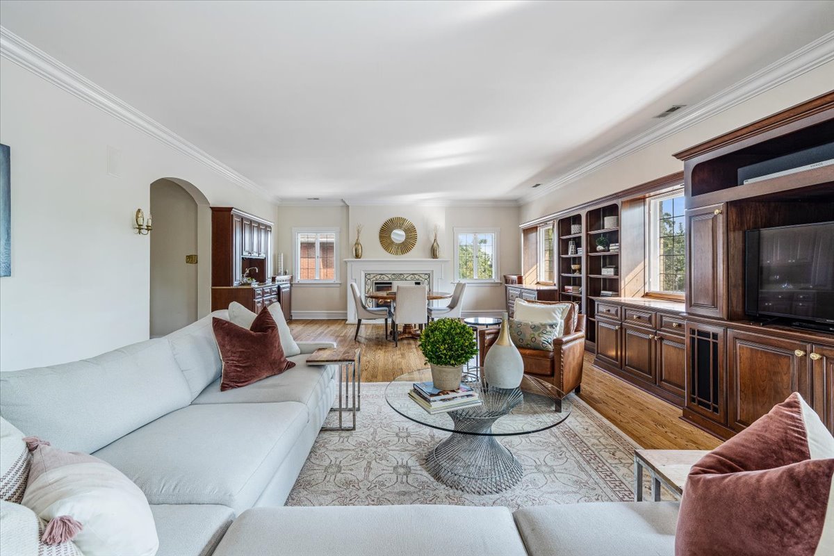 411 Sheridan Road Wilmette, IL 60091 - Photo 21 of 43 a living room with furniture and a window