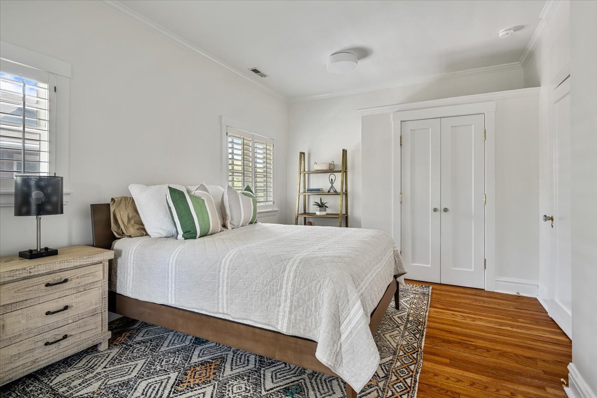 411 Sheridan Road Wilmette, IL 60091 - Photo 30 of 43 a bedroom with a bed and a window