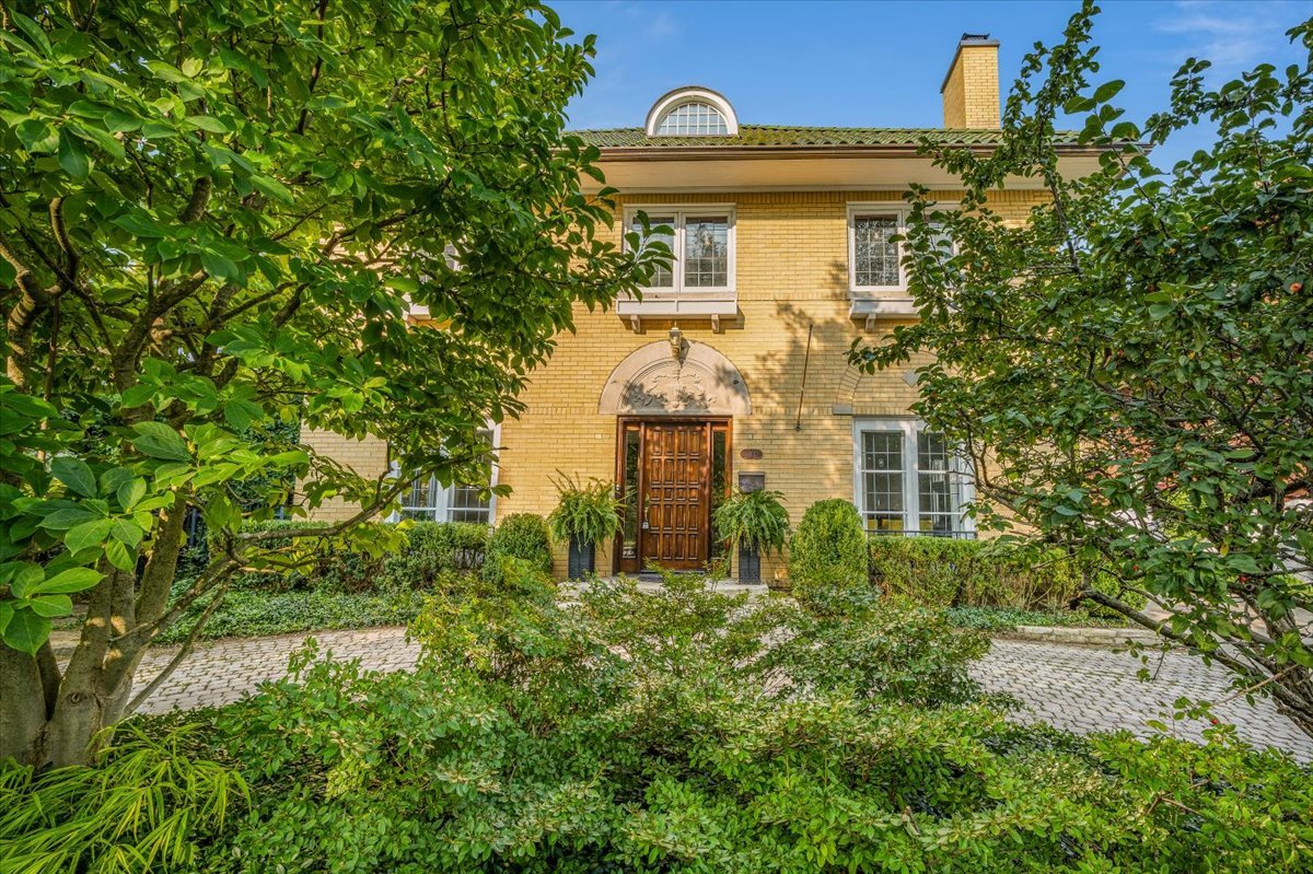 411 Sheridan Road Wilmette, IL 60091 - Photo 3 of 3 a view of a small yard in front of a house