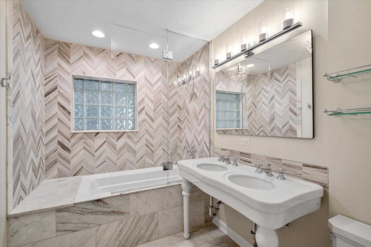 411 Sheridan Road Wilmette, IL 60091 - Photo 31 of 43 a bathroom with a sink mirror and a bathtub