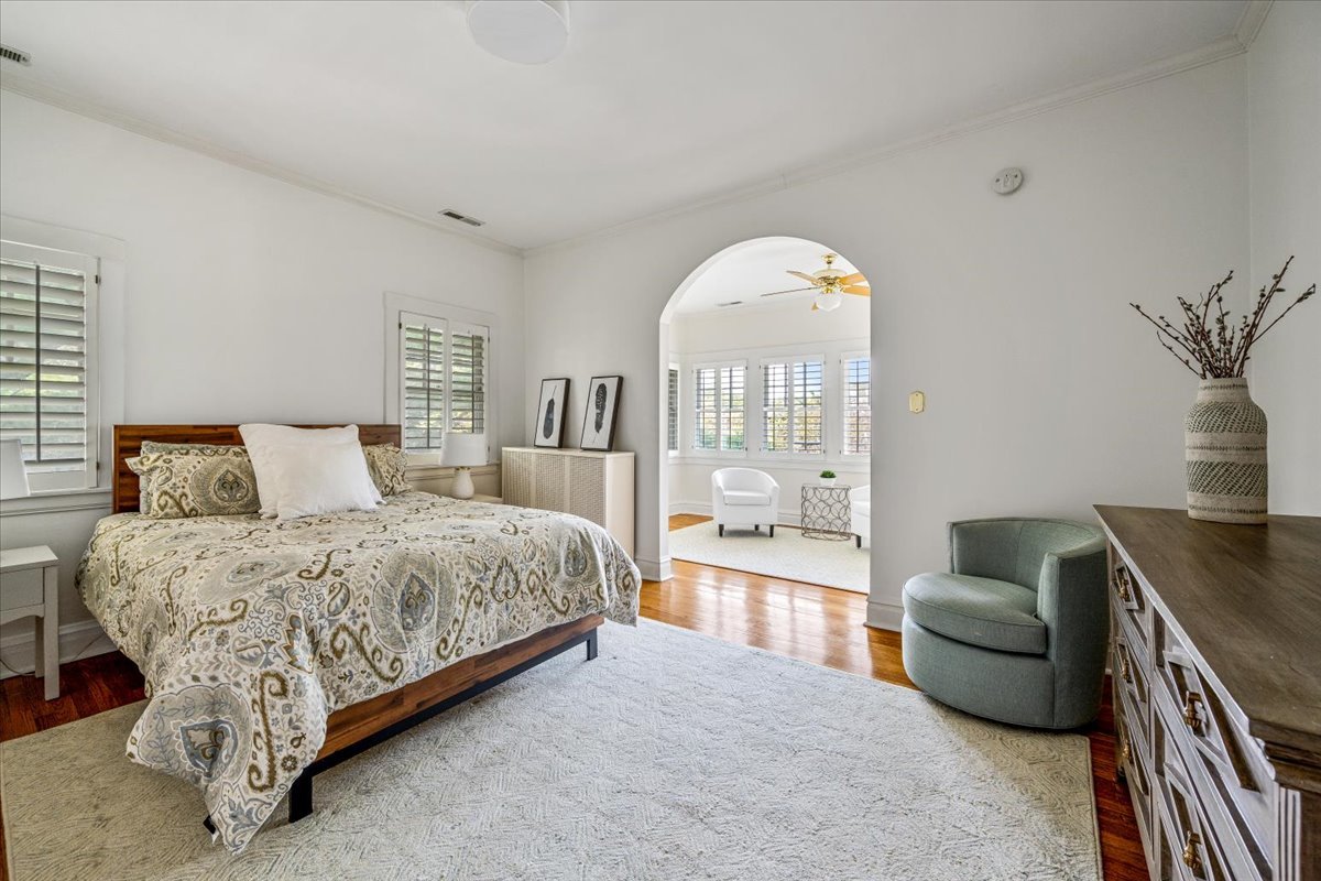 411 Sheridan Road Wilmette, IL 60091 - Photo 32 of 43 a spacious bedroom with a bed and a couch