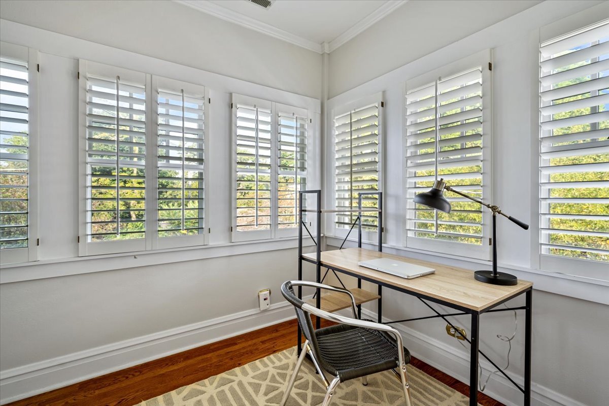 411 Sheridan Road Wilmette, IL 60091 - Photo 34 of 43 a view of a room with a furniture and windows