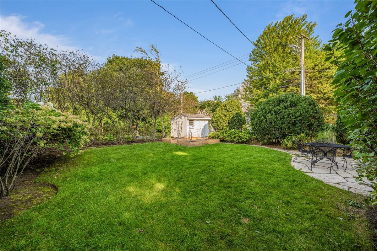 411 Sheridan Road Wilmette, IL 60091 - Photo 39 of 43 a view of a garden
