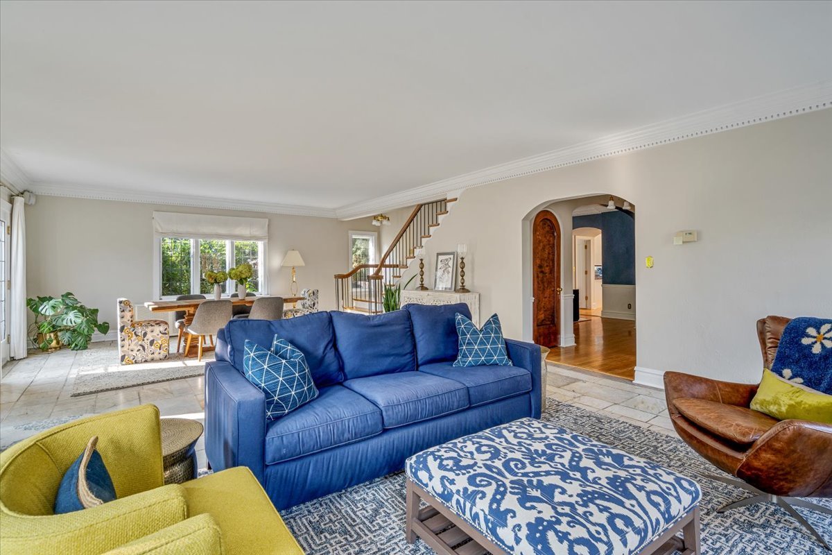 411 Sheridan Road Wilmette, IL 60091 - Photo 10 of 43 a living room with furniture and a couch