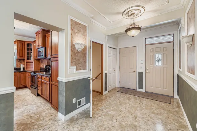 $575,000 | 602 Marie Avenue West, Mendota Heights, MN 55118