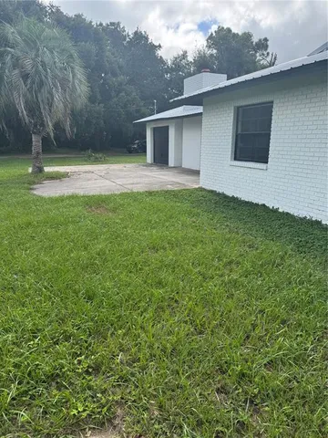 a view of house with a big yard