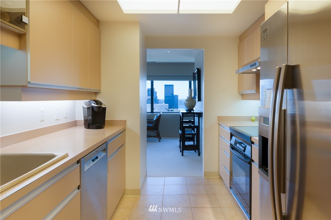 1301 Spring Street, Unit 19I Seattle, WA 98104 - Photo 6 of 16 Gallery Image 6
