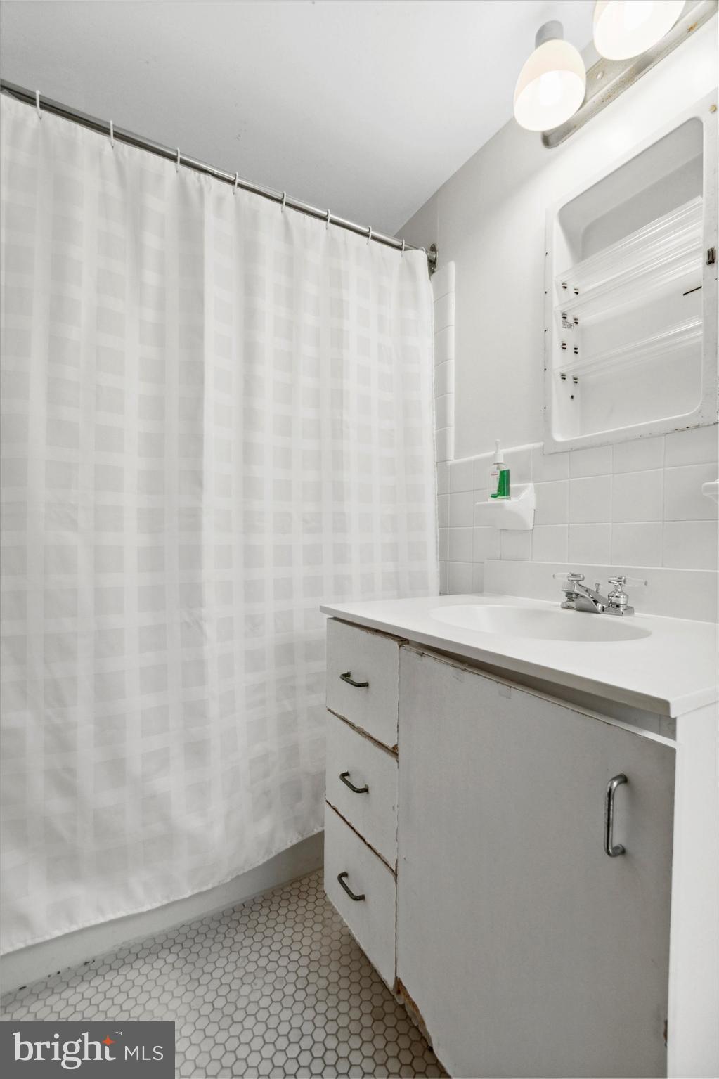 1920 Rittenhouse Square Philadelphia, PA 19103 - Photo 11 of 26 Ensuite bathroom