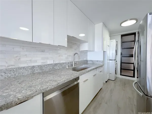 $3,300 | 4300 Waialae Avenue, Unit A1403, Honolulu, HI 96816