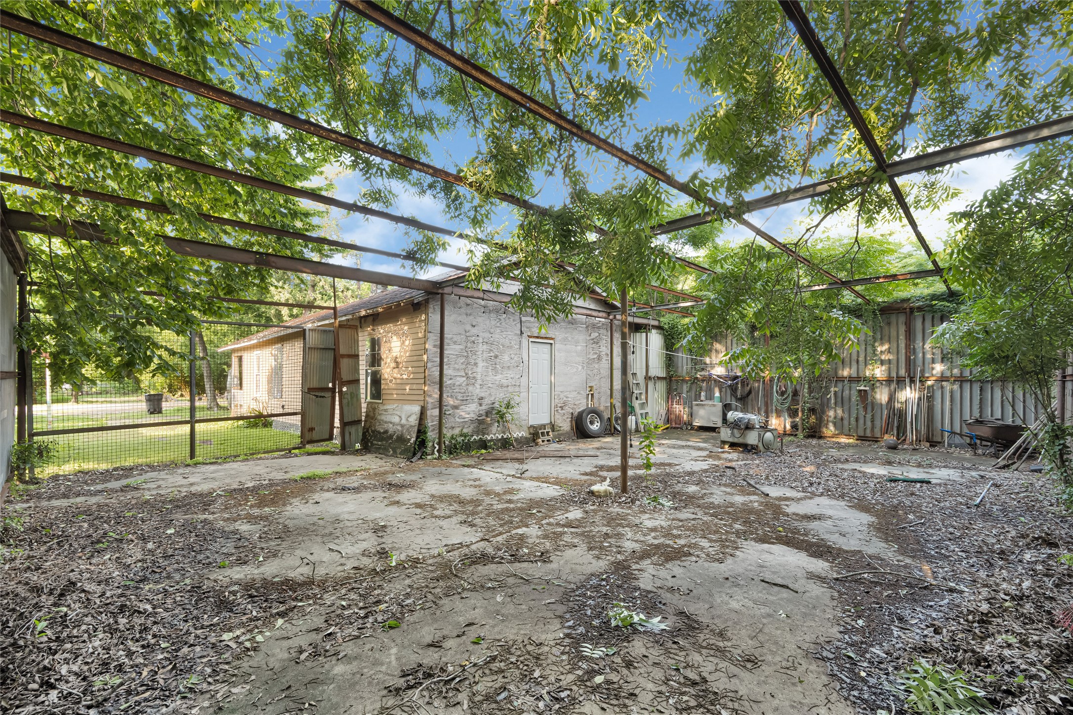 7305 Tremper Street Houston, TX 77020 - Photo 19 of 28 a backyard of a house with lots of green space
