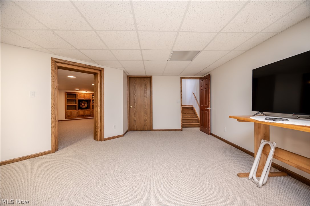 405 Airport Road Northwest Warren, OH 44481 - Photo 35 of 50 Carpeted room with lots of open space.