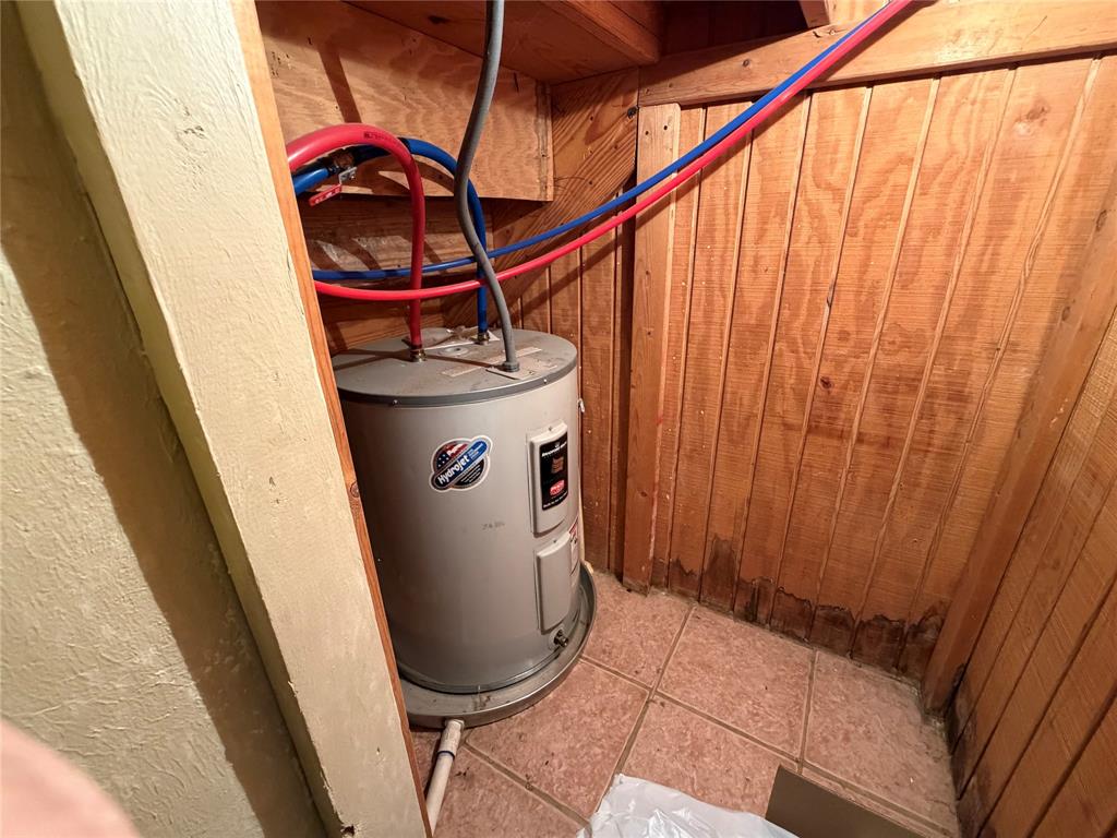 330 South Goode Road Wilmer, TX 75172 - Photo 21 of 38 a utility room with dryer and washer