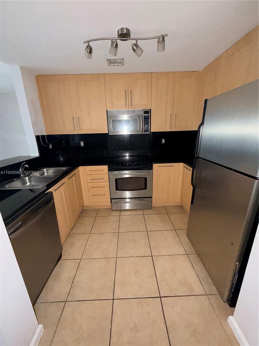 511 Southeast 5th Avenue, Unit 806 Fort Lauderdale, FL 33301 - Photo 22 of 24