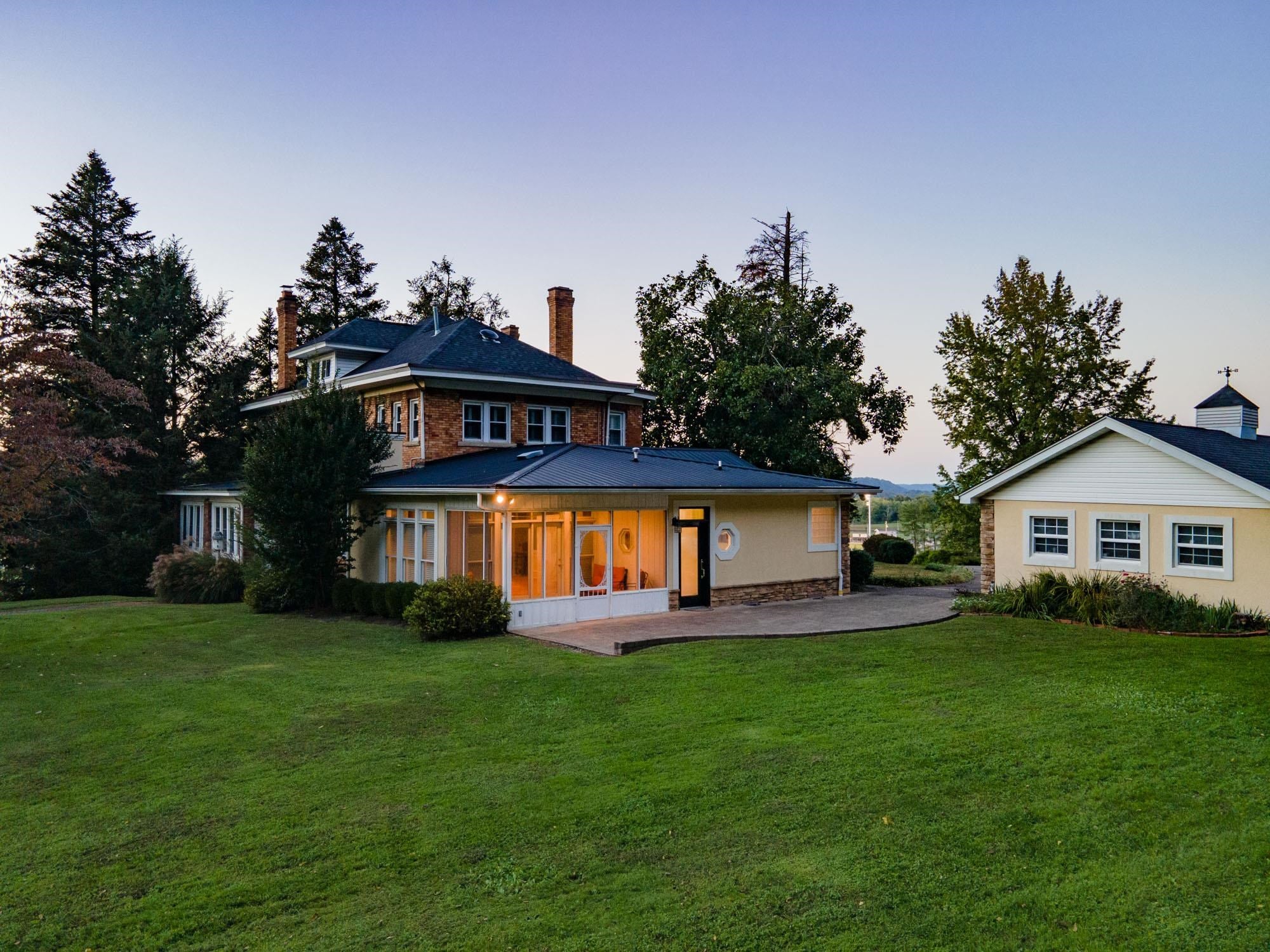 5787 Ohio River Road Huntington, WV 25702 - Photo 4 of 32 Gallery Image 4