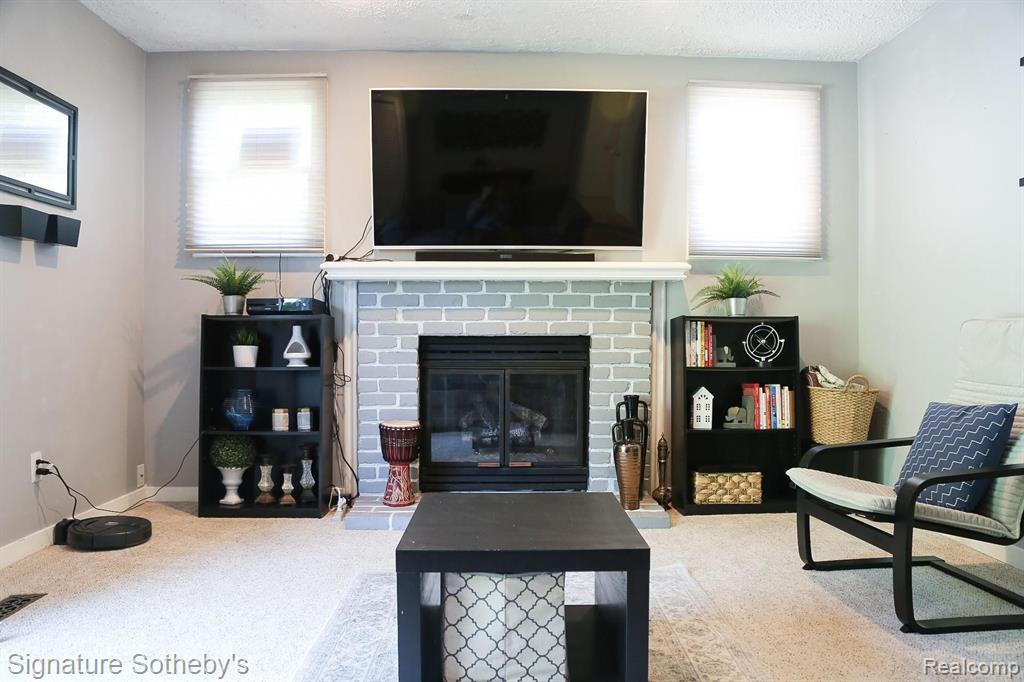 28188 Yorktown Road Farmington Hills, MI 48331 - Photo 4 of 20