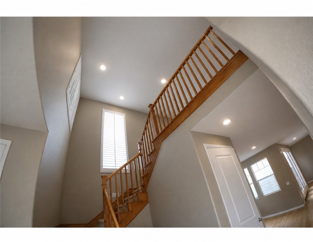 4073 Galapagos Way Oxnard, CA 93035 - Photo 21 of 35 Staircase