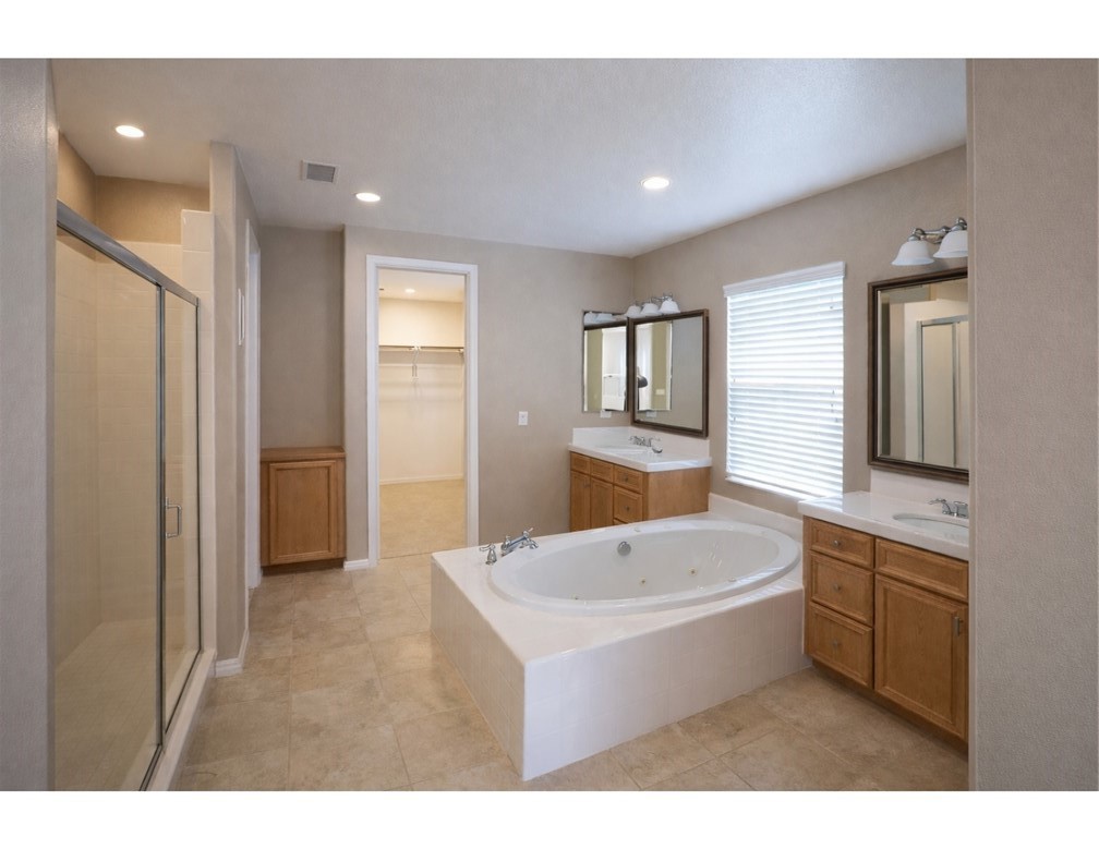 4073 Galapagos Way Oxnard, CA 93035 - Photo 25 of 35 Master Bath
