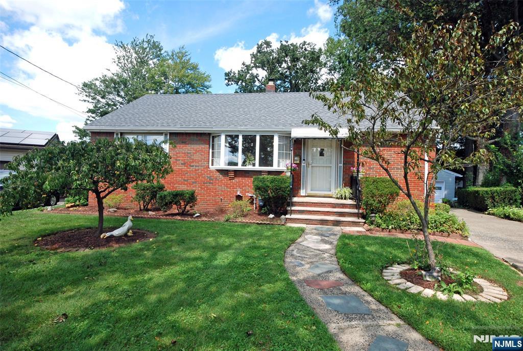 42 Oak Ridge Road Clifton, NJ 07013 - Photo 3 of 27 Gallery Image 3