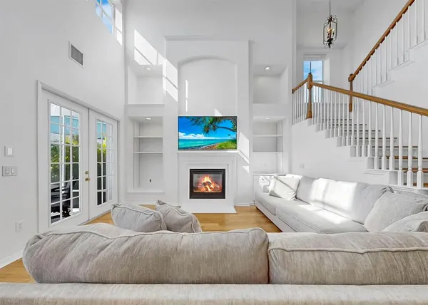$999,999 | 435 Islebay Drive, Apollo Beach, FL 33572