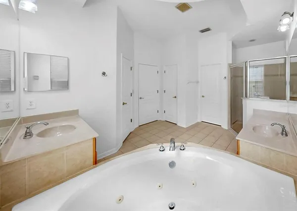 $999,999 | 435 Islebay Drive, Apollo Beach, FL 33572