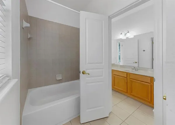 $999,999 | 435 Islebay Drive, Apollo Beach, FL 33572