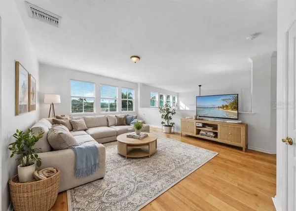 $999,999 | 435 Islebay Drive, Apollo Beach, FL 33572