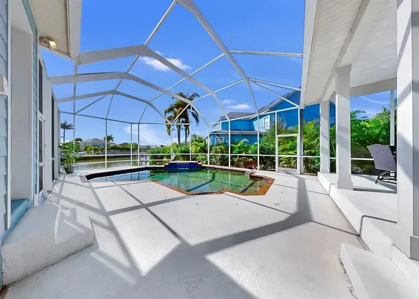 $999,999 | 435 Islebay Drive, Apollo Beach, FL 33572