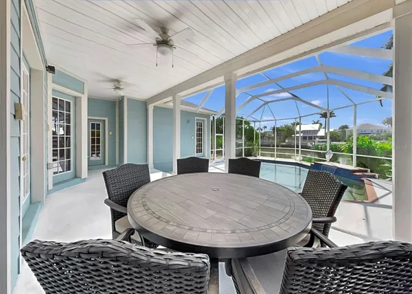 $999,999 | 435 Islebay Drive, Apollo Beach, FL 33572