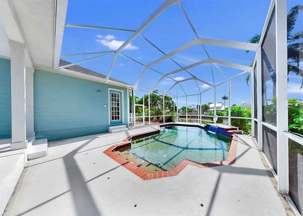 $999,999 | 435 Islebay Drive, Apollo Beach, FL 33572