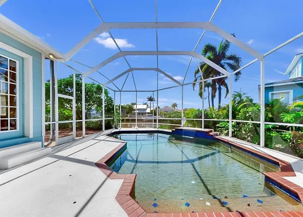 $999,999 | 435 Islebay Drive, Apollo Beach, FL 33572